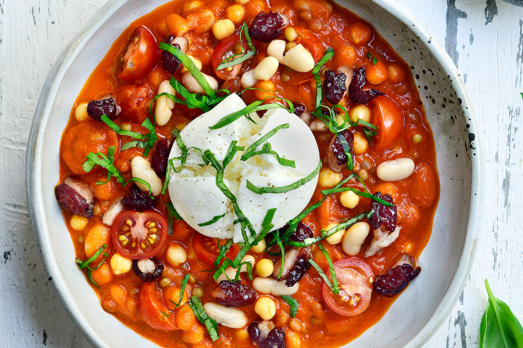 Burrata met tomatensaus, linzen, bonen en kikkererwten